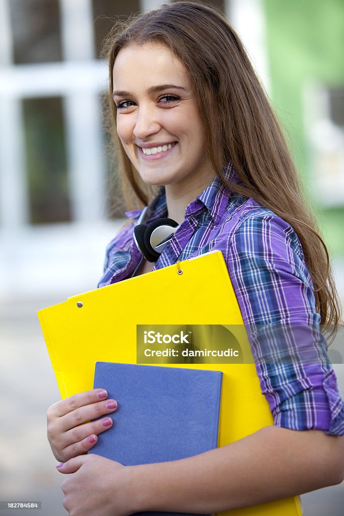 Jovem fêmea aluno em pé na frente de Escola - Royalty-free Adolescente Foto de stock