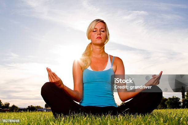 Pretty Girl Haciendo Yoga Foto de stock y más banco de imágenes de Abdominales - Abdominales, Actividad, Actividades y técnicas de relajación