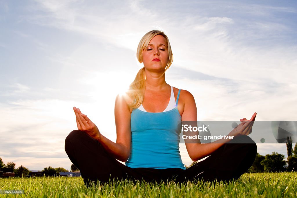 Linda garota fazendo ioga - Foto de stock de Abdominais royalty-free