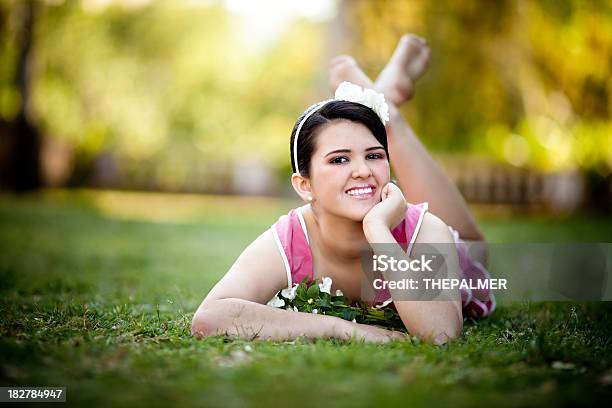 여자아이 알을 In The Grass 16-17 살에 대한 스톡 사진 및 기타 이미지 - 16-17 살, 공원, 귀여운