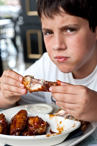 ребенок с крыльями буффало - wing spicy chicken wings sauces chicken стоковые фото и изображения