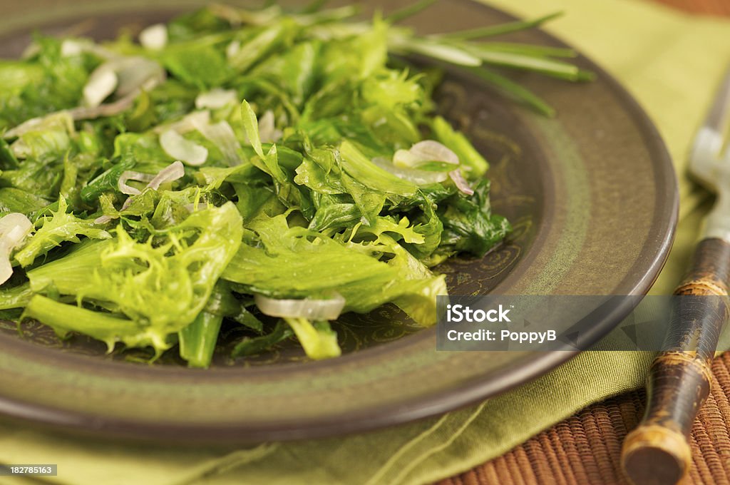 Assiette de légumes verts sautés verdoyant avec des échalotes - Photo de Ail - Légume à bulbe libre de droits