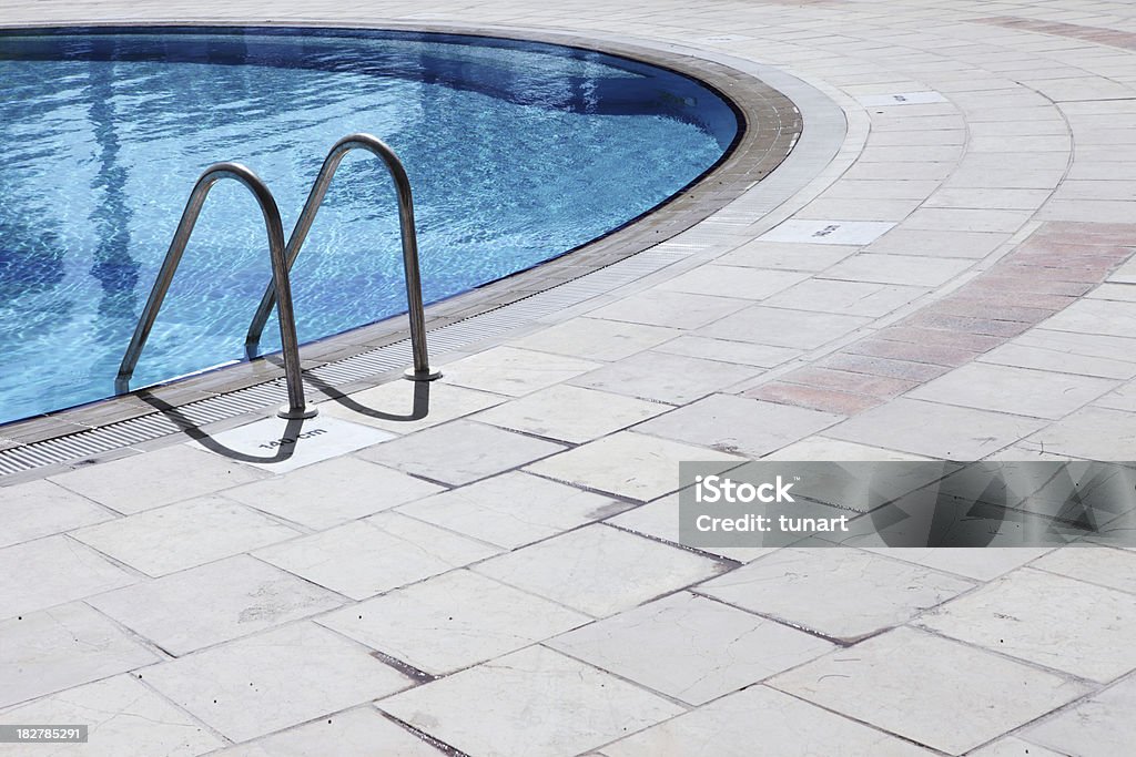 Junto a la piscina - Foto de stock de Agua libre de derechos