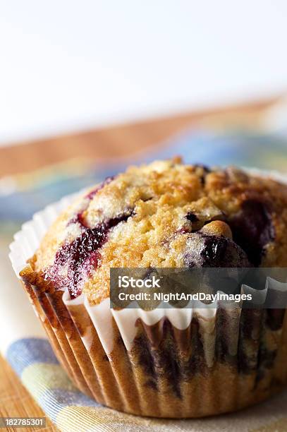 Foto de Muffin De Mirtilo Fresco e mais fotos de stock de Assado no Forno - Assado no Forno, Azul, Baga - Fruta