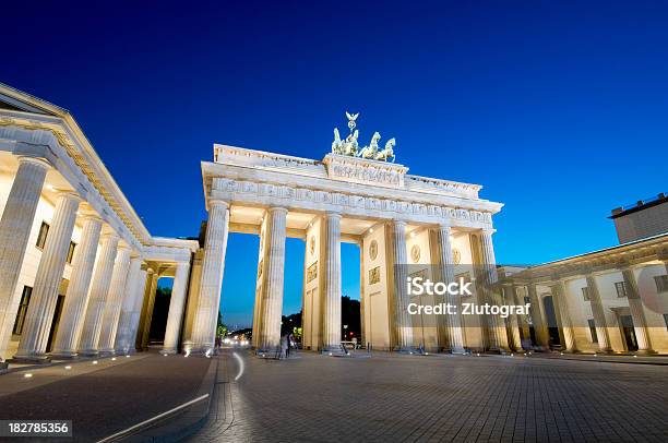 Porta Di Brandeburgo - Fotografie stock e altre immagini di Berlino - Germania - Berlino - Germania, Calcestruzzo, Capitali internazionali