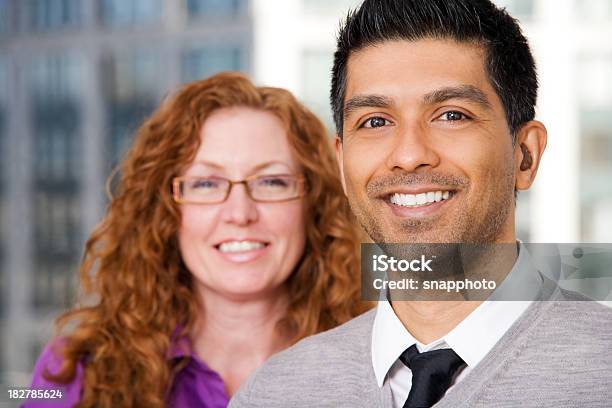 Uomo E Donna In Ufficio - Fotografie stock e altre immagini di 30-34 anni - 30-34 anni, 35-39 anni, 40-44 anni