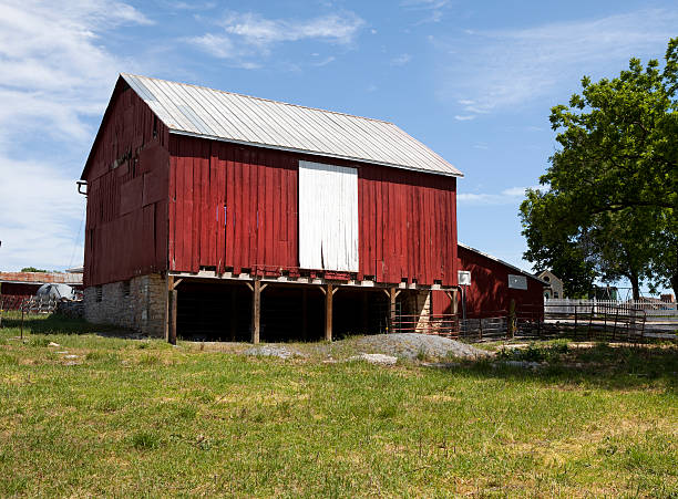 istock Red Barn on American Farm 182785711
