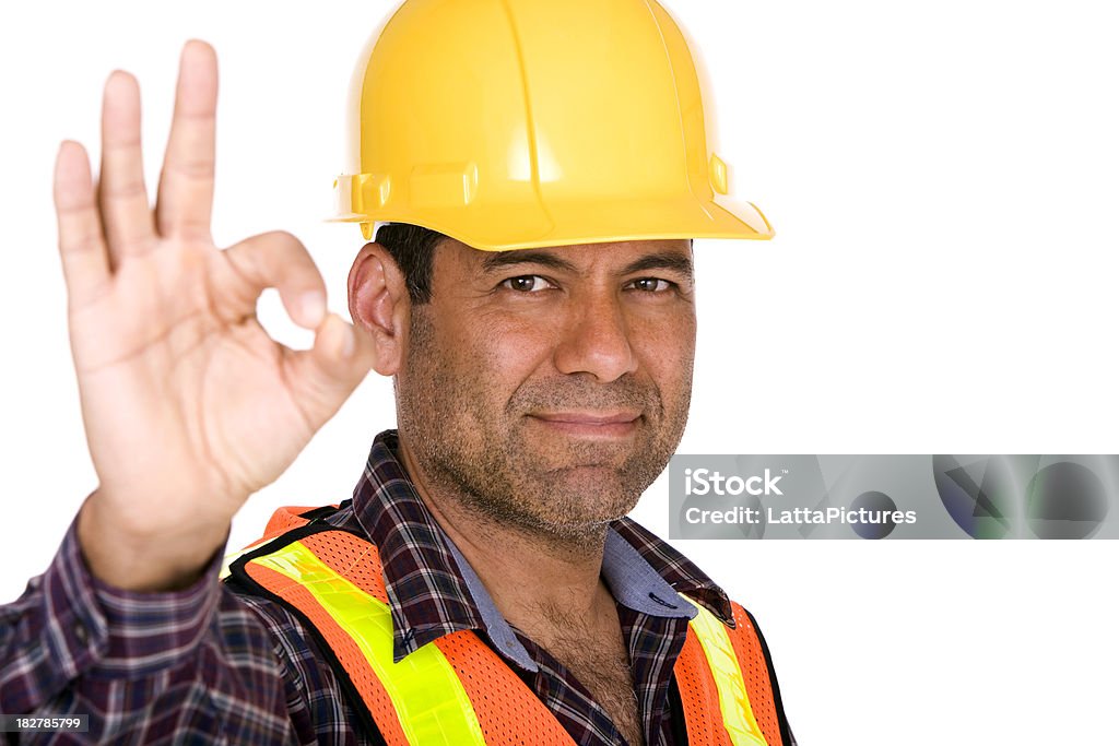 Costruzione lavoratore indossa Cappello duro gesti OK con la mano - Foto stock royalty-free di Elmetto da cantiere