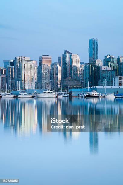 Vancouver De Reflexos - Fotografias de stock e mais imagens de Vancouver - Vancouver, Anoitecer, Ao Ar Livre