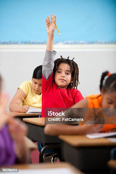 Foto de Estudantes De Fundamental e mais fotos de stock de Mão Levantada - Mão Levantada, Lápis, Criança