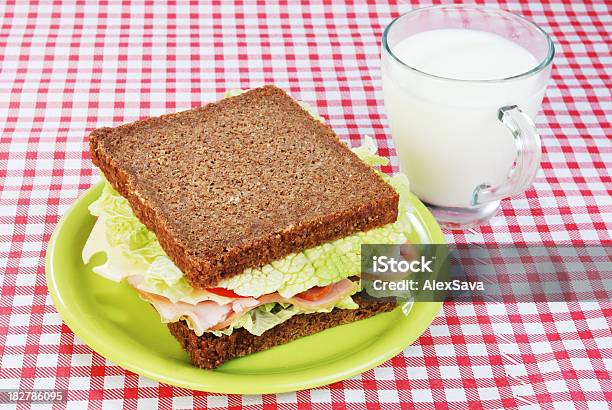 Desayuno La Leche Y Un Sándwich En La Tabla Foto de stock y más banco de imágenes de Alimento - Alimento, Bebida, Bocadillo