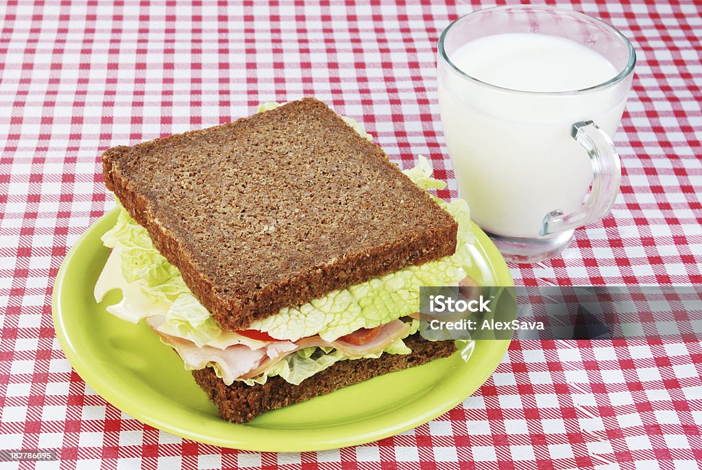 Prima colazione, latte e sandwich sul tavolo - Foto stock royalty-free di Alimentazione sana