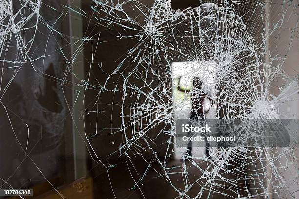 공격적인 부서진 유리에 대한 스톡 사진 및 기타 이미지 - 부서진 유리, 주거 건물, 강도