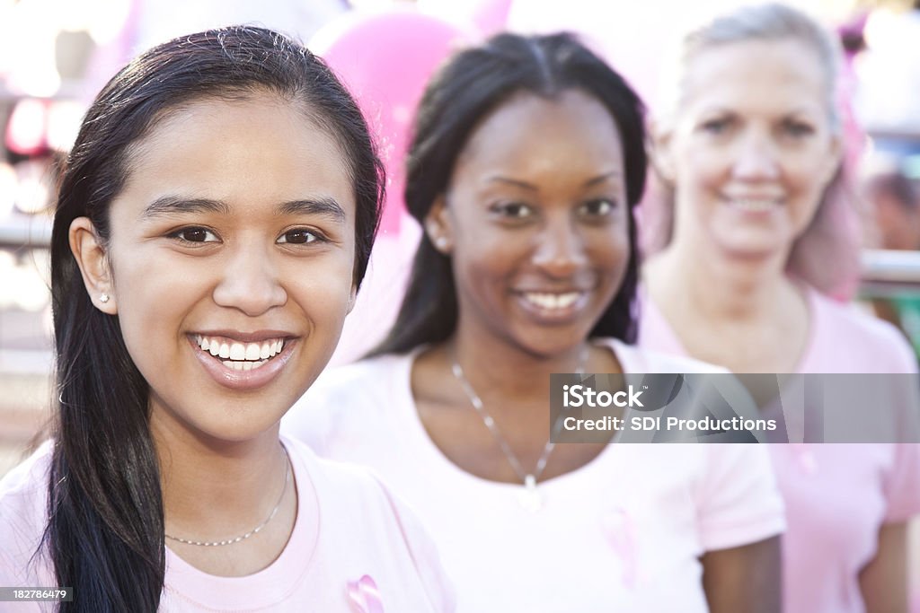 Reihe von verschiedenen Gruppe Frauen in Rosa für Brustkrebs Rally - Lizenzfrei Afrikanischer Abstammung Stock-Foto