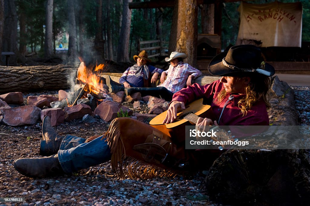 Joven tocando la guitarra vaquero de fuego - Foto de stock de Adulto libre de derechos