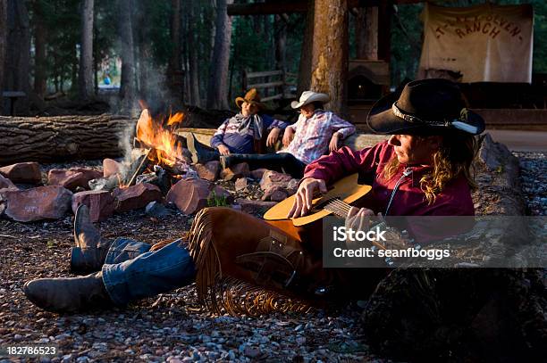 Joven Tocando La Guitarra Vaquero De Fuego Foto de stock y más banco de imágenes de Adulto - Adulto, Adulto joven, Espacio en blanco