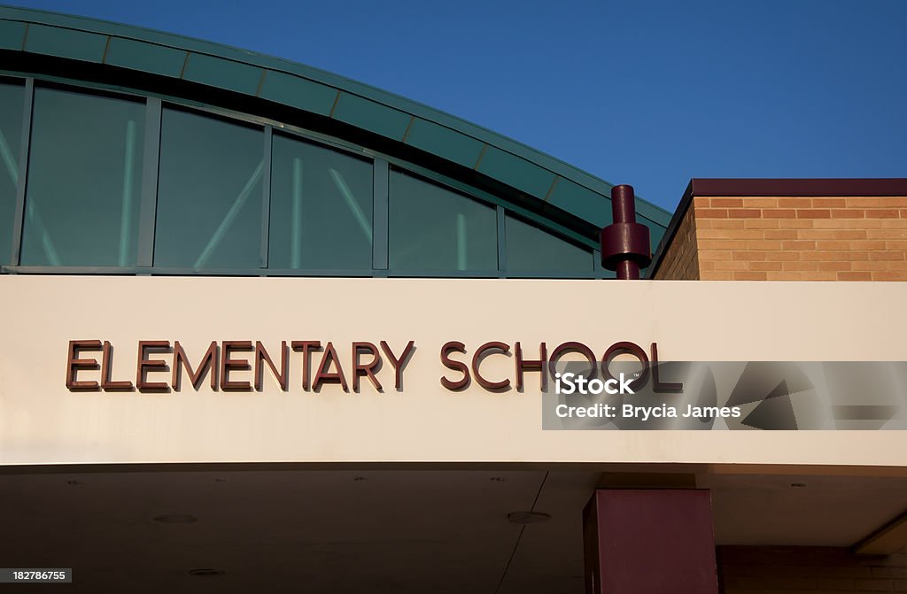 Scuola elementare davanti dell'edificio - Foto stock royalty-free di Blu