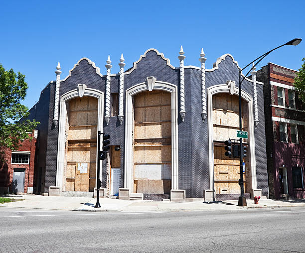 istock Boarded up Vintage Commercial Building in Chicago 182786881