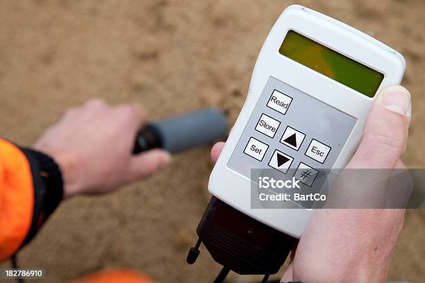 Foto de A Umidade Environmetal Investigação e mais fotos de stock de Exame Médico - Equipamento médico - Exame Médico - Equipamento médico, Verificador de Solo, Ciência