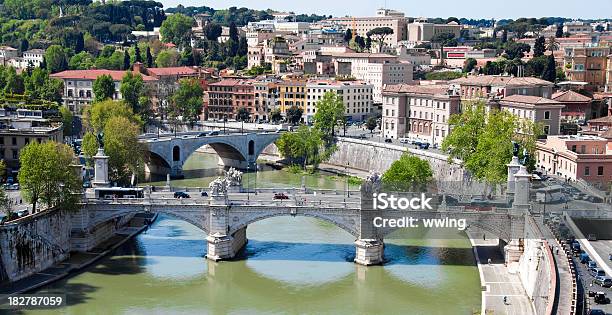 Photo libre de droit de Le Tibre Rome Avec Deux Ponts banque d'images et plus d'images libres de droit de Arbre - Arbre, Arc - Élément architectural, Bateau d'excursion