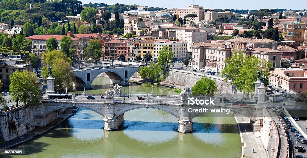 «Река Тибр в Риме с двумя мостами - Стоковые фото Арка - архитектурный элемент роялти-фри