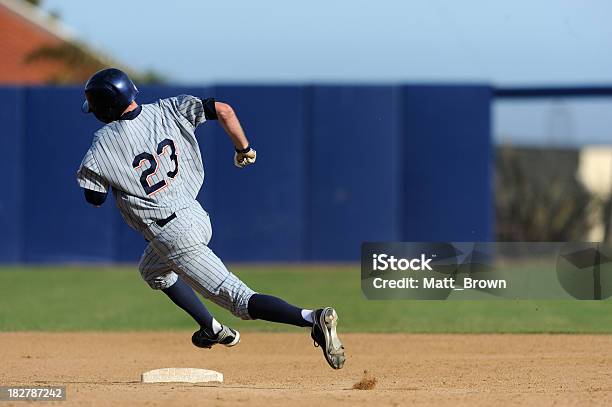 Zaokrąglanie Drugi Baza - zdjęcia stockowe i więcej obrazów Baseball - Baseball, Biegać, Baza