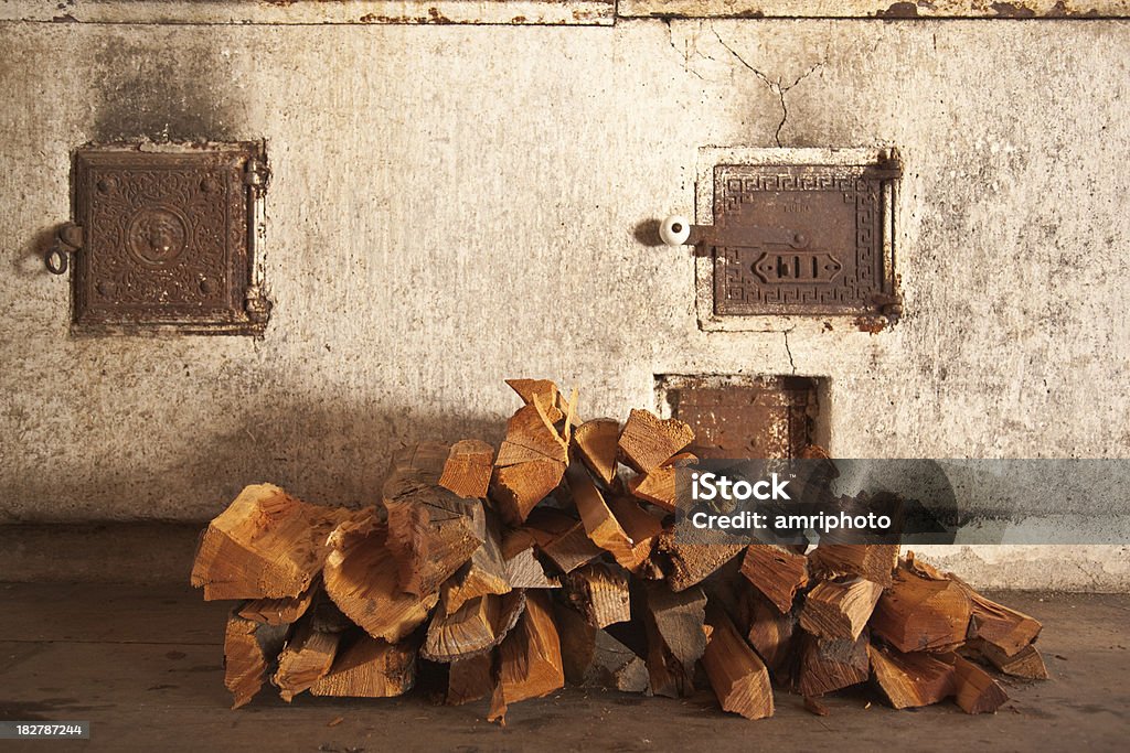 Pila di legna da ardere con vecchio forno - Foto stock royalty-free di Ambientazione interna