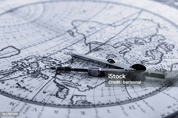 Foto de Mapa E Uma Bússola e mais fotos de stock de Astronomia - Astronomia, Educação, Matemática - Opção Educacional