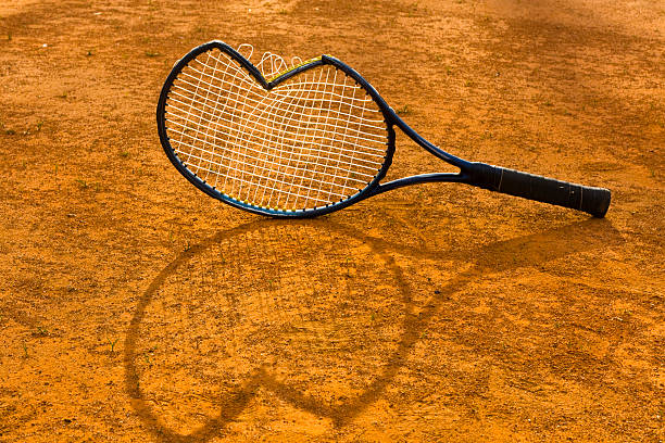brocken racchetta da tennis - tennis court tennis racket forehand foto e immagini stock