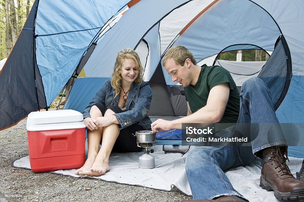 Paar auf Camping Küche eine Mahlzeit - Lizenzfrei Abenteuer Stock-Foto