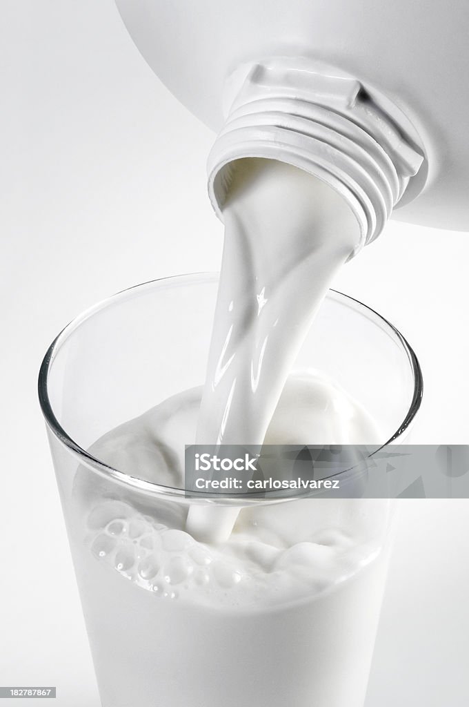 Наливать молока - Стоковые фото Бутылка роялти-фри
