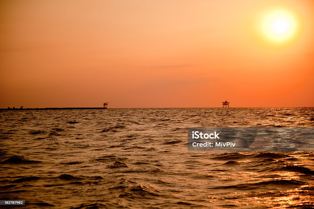 Plataforma de petróleo na praia ao pôr-do-sol - Foto de stock de Alabama royalty-free