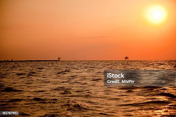 Foto de Plataforma De Petróleo Na Praia Ao Pôrdosol e mais fotos de stock de Alabama - Alabama, Combustível fóssil, Conceito