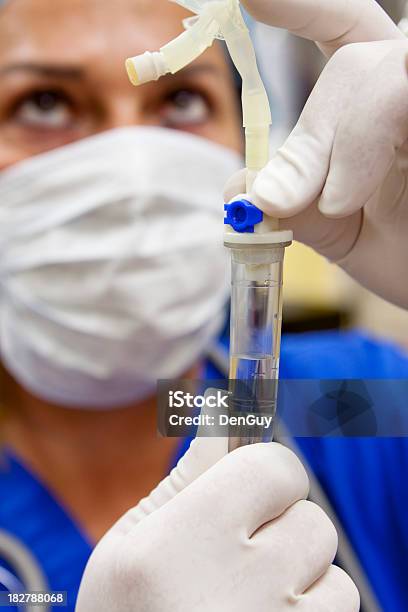 Chirurgische Krankenschwester Vorbereitung Infusion Stockfoto und mehr Bilder von Berufliche Beschäftigung