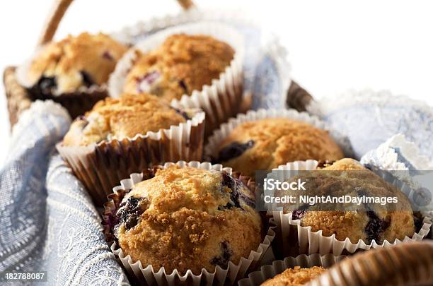 Photo libre de droit de Panier De Muffins Aux Myrtilles banque d'images et plus d'images libres de droit de Muffin - Muffin, Muffin aux myrtilles, Cuisson au four