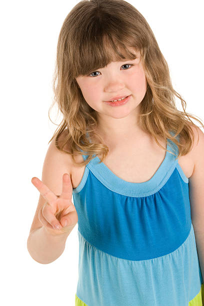 chica sosteniendo un cartel de paz - peace sign counting child human finger fotografías e imágenes de stock