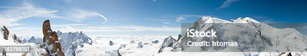 Foto de Montanha De Panorama e mais fotos de stock de Alpes europeus - Alpes europeus, França, Cultura Francesa