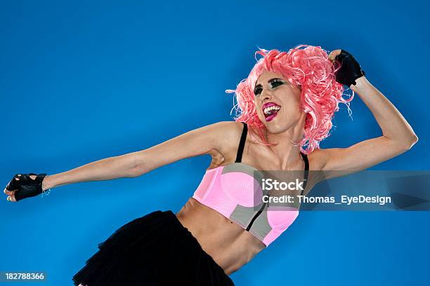 A Pelo Rosa Donna In Avant Garde Abbigliamento Dance - Fotografie stock e altre immagini di Abbigliamento