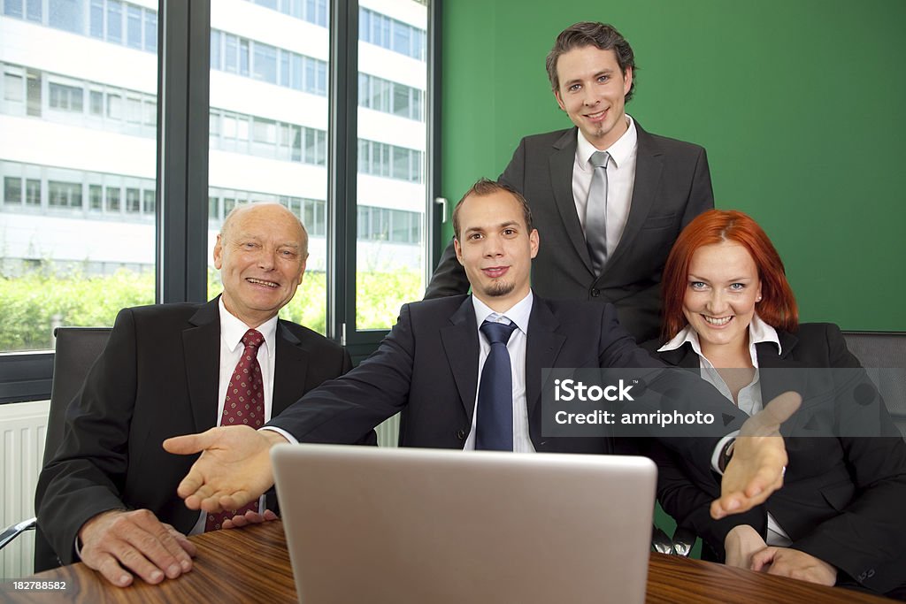 Felice business team in un ufficio moderno - Foto stock royalty-free di Adulto