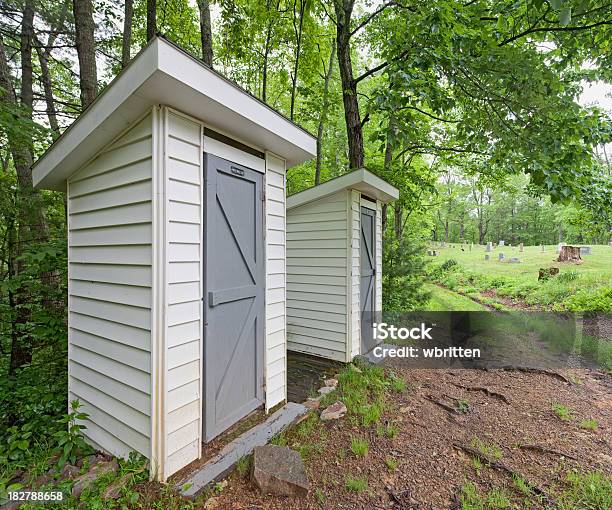 Dois Outhouses Montanhas Perto Do Efeito Smoky - Fotografias de stock e mais imagens de Ao Ar Livre - Ao Ar Livre, Appalachia, Arquitetura