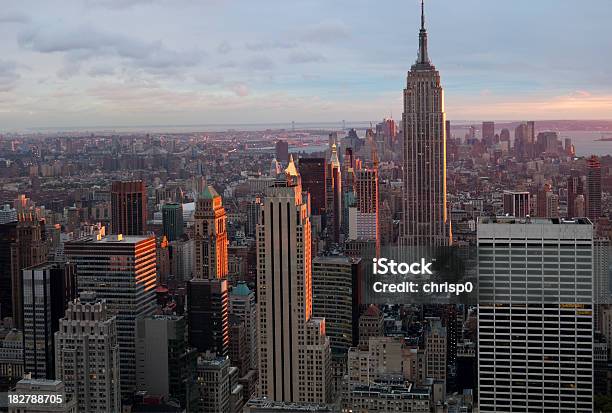 Foto de Nova Iorque Vista Aérea De Manhattan Ao Pôr Do Sol e mais fotos de stock de Arranha-céu