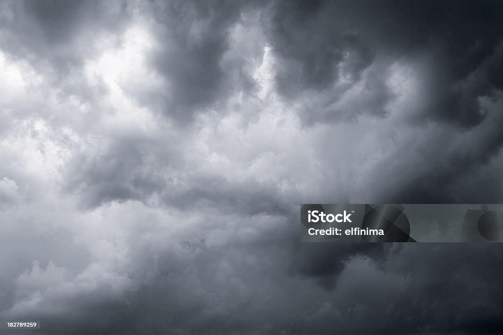 Ciemne chmury Dramatyczne - Zbiór zdjęć royalty-free (Pochmurny)