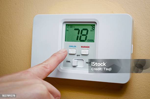 설정 온도 조절 난방 온도 조절 장치에 대한 스톡 사진 및 기타 이미지 - 난방 온도 조절 장치, 화씨, 설치