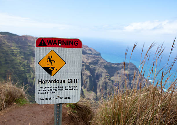警告標識、ナパリコースト-ハワイ州カウアイ島 - wadi warning ストックフォトと画像