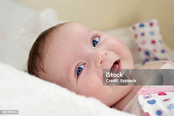 아기 누워있기에 대한 스톡 사진 및 기타 이미지 - 누워있기, 담요, 미소