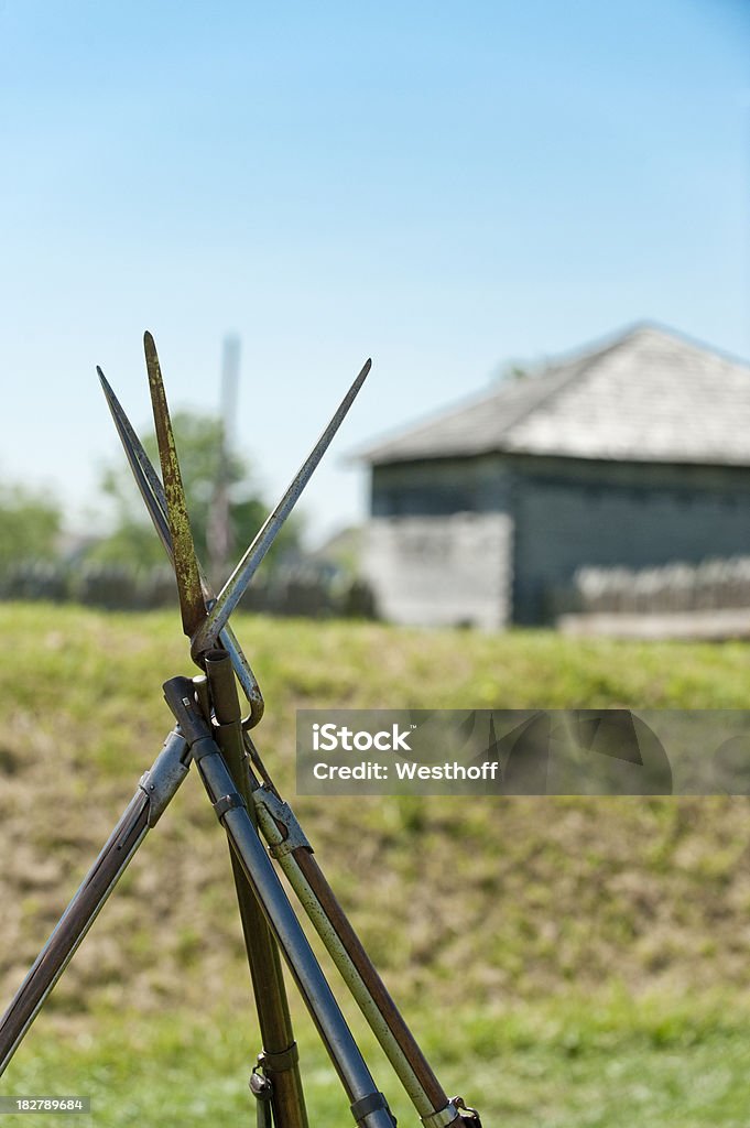 Muskets in una fortezza - Foto stock royalty-free di Appoggiarsi