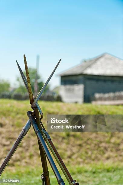 Muskets In Una Fortezza - Fotografie stock e altre immagini di Appoggiarsi - Appoggiarsi, Attrezzatura, Baionetta