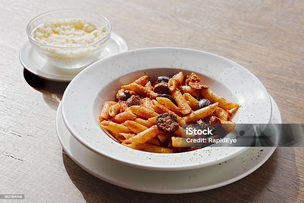 Massa Penne, chouriço, queijo parmesão e delicioso! - Foto de stock de Chorizo royalty-free