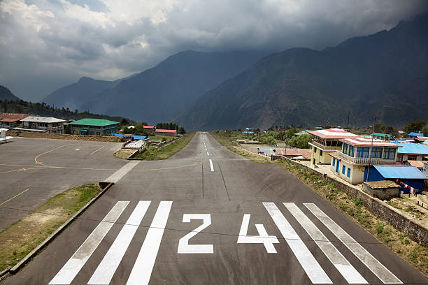 pista de decolagem - lukla imagens e fotografias de stock