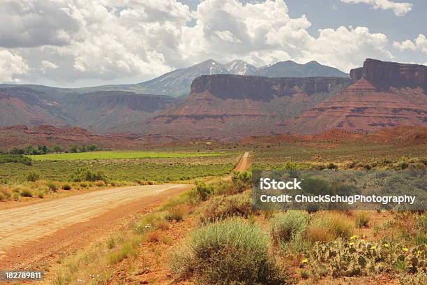 Suciedad Lane Paisaje Del Desierto De Mesa Foto de stock y más banco de imágenes de Pico - Montaña - Pico - Montaña, Planta Rodadora, Aire libre